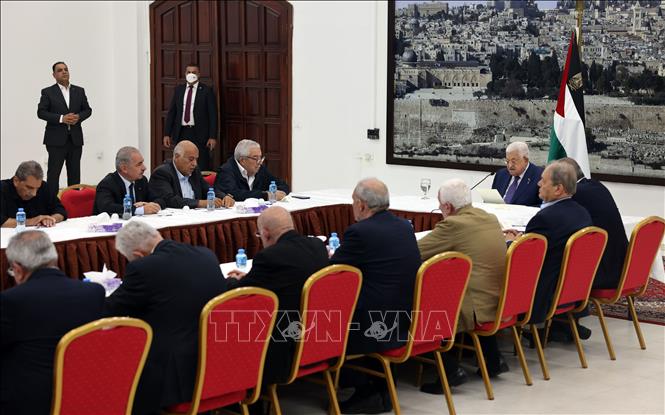 Tổng thống Palestine Mahmoud Abbas (thứ 2, phải) chủ trì cuộc họp khẩn lãnh đạo các phái chính trị Palestine ở thành phố Ramallah, Bờ Tây. Ảnh: THX/TTXVN