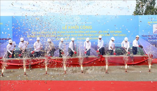 Các đại biểu thực hiện nghi lễ khởi công dự án. Ảnh: Quốc Khánh - TTXVN
