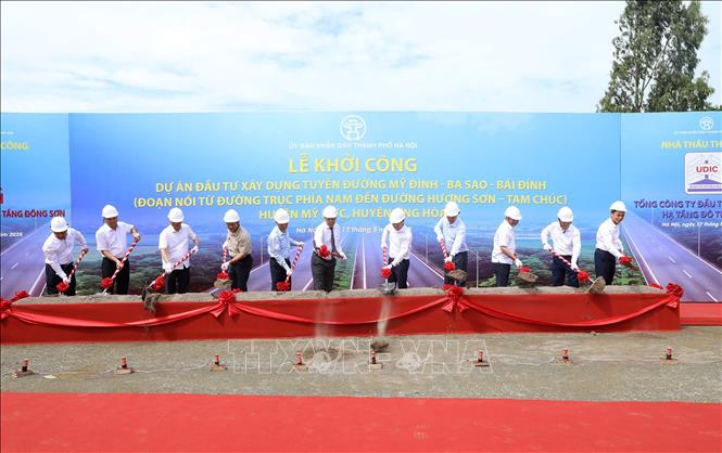 Các đại biểu thực hiện nghi lễ khởi công dự án. Ảnh: Quốc Khánh - TTXVN