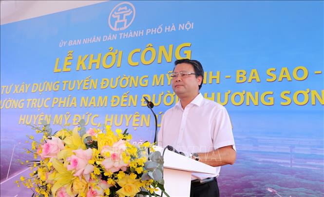 Ông Ngô Ngọc Vân, Giám đốc Ban Quản lý Dự án đầu tư xây dựng công trình giao thông thành phố Hà Nội báo cáo quá trình triển khai thực hiện dự án. Ảnh: Quốc Khánh - TTXVN