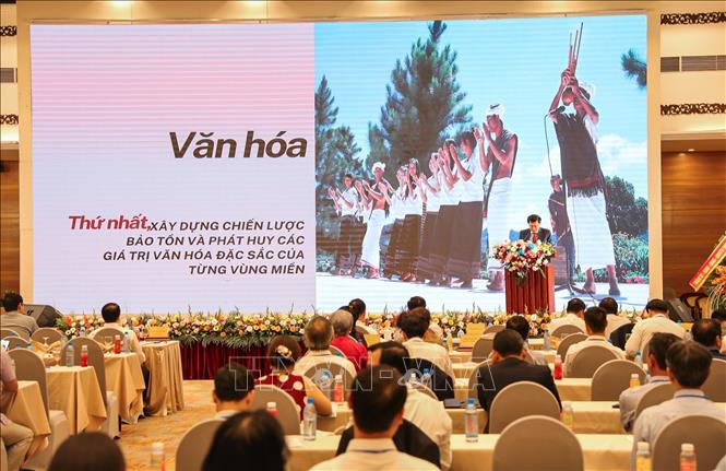 Ông Nguyễn Trung Kiên, Giám đốc Sở Văn hoá, Thể thao và Du lịch tỉnh Lâm Đồng trình bày báo cáo tổng quan 