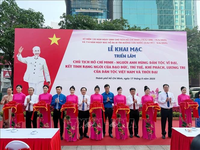 Các đại biểu thực hiện nghi thức khai mạc triển lãm. Ảnh: Thu Hương - TTXVN