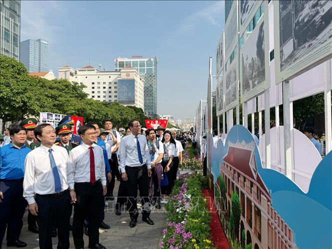 Các đại biểu tham quan triển lãm. Ảnh: Thu Hương - TTXVN