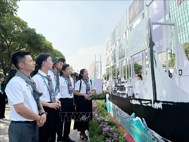 Các đại biểu thanh niên tham quan triển lãm. Ảnh: Thu Hương - TTXVN
