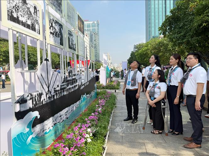 Các đại biểu thanh niên tham quan triển lãm. Ảnh: Thu Hương - TTXVN