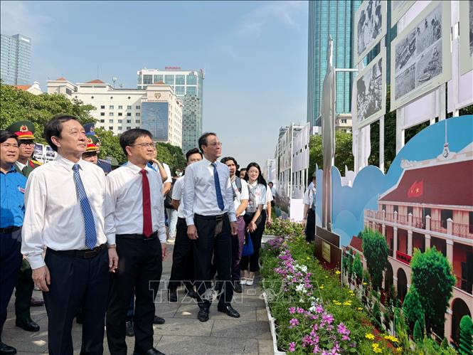 Các đại biểu tham quan triển lãm. Ảnh: Thu Hương - TTXVN