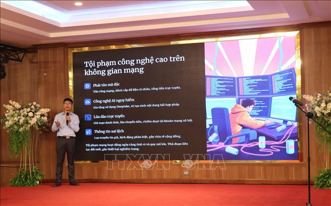 Đại diện Công an tỉnh Tuyên Quang thông tin các phương thức, thủ đoạn lợi dụng hội, nhóm để đăng tải thông tin liên quan đến trật tự an toàn xã hội. Ảnh: Hoàng Hải - TTXVN