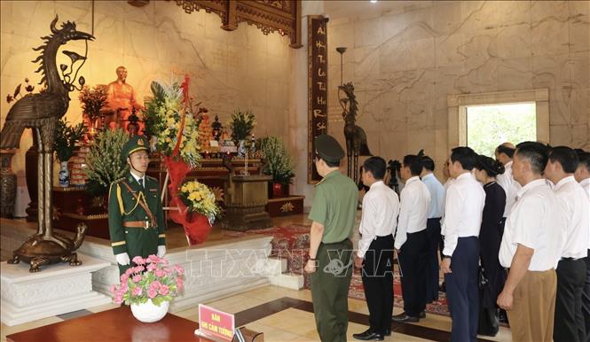 Lãnh đạo tỉnh Cao Bằng dâng hương, dâng hoa tưởng nhớ Chủ tịch Hồ Chí Minh. Ảnh: Chu Hiệu-TTXVN