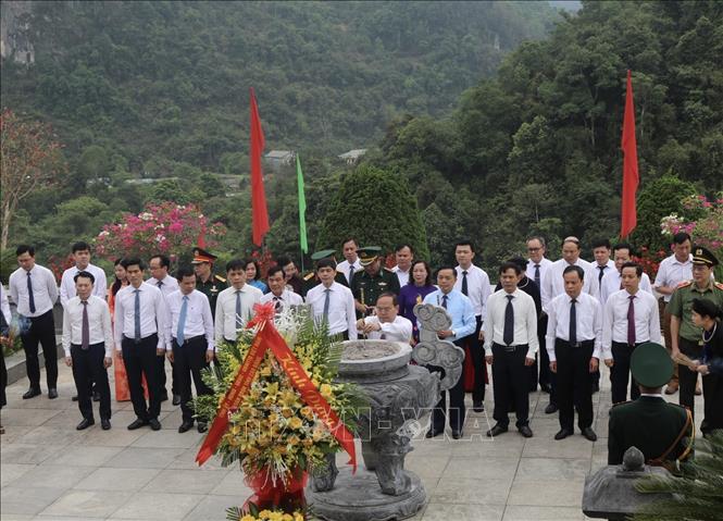 Lãnh đạo tỉnh Cao Bằng dâng hương, dâng hoa tưởng nhớ Chủ tịch Hồ Chí Minh. Ảnh: Chu Hiệu-TTXVN