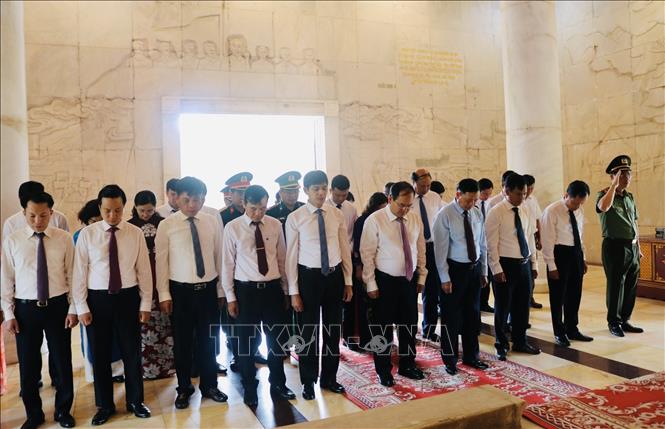 Lãnh đạo tỉnh Cao Bằng thành kính tưởng nhớ Chủ tịch Hồ Chí Minh. Ảnh: Chu Hiệu-TTXVN