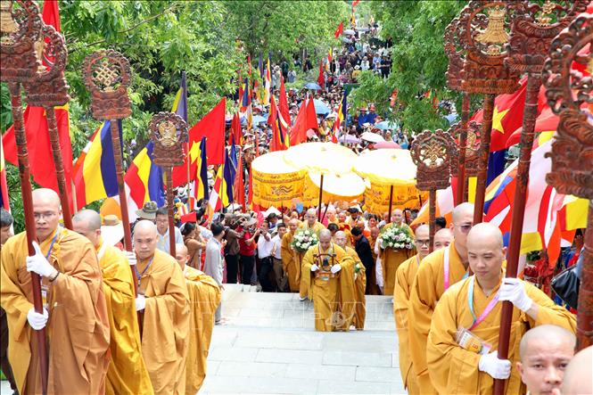 Lãnh đạo tỉnh Hà Nam và ban tổ chức cung rước Cung rước Xá lợi Phật Thích Ca Mâu Ni về chùa Tam Chúc.Ảnh: Đại Nghĩa - TTXVN