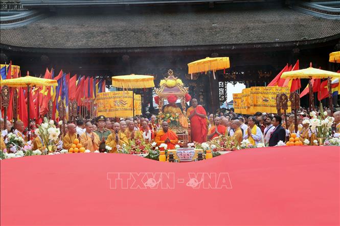Lãnh đạo tỉnh Hà Nam và ban tổ chức cung rước Cung rước Xá lợi Phật Thích Ca Mâu Ni về chùa Tam Chúc.Ảnh: Đại Nghĩa - TTXVN