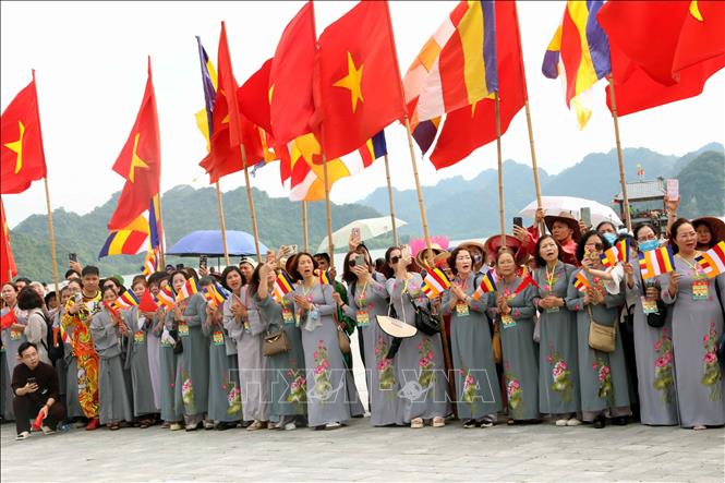 Hàng ngàn phật tử, người dân chờ đónXá lợi Phật Thích Ca Mâu Ni Ảnh: Đại Nghĩa - TTXVN