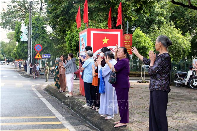 Người dân chờ đón tại Phủ Lý.Ảnh: Đại Nghĩa - TTXVN
