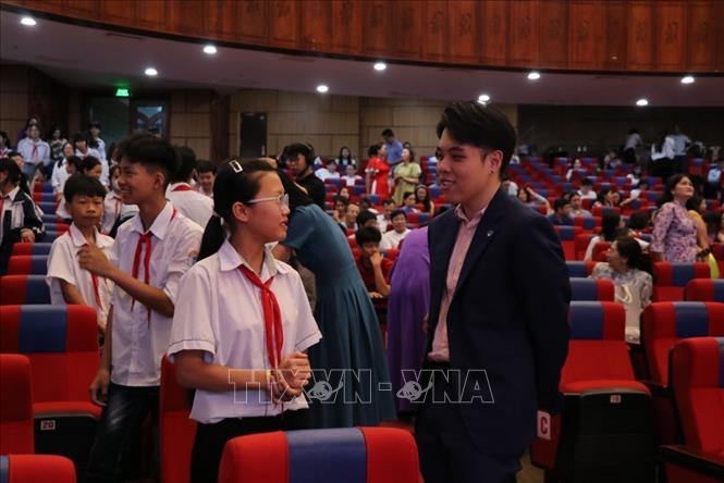Đại diện FSEL giao lưu và chia sẻ với học sinh Hải Dương tại chương trình. Ảnh: Mạnh Minh - TTXVN