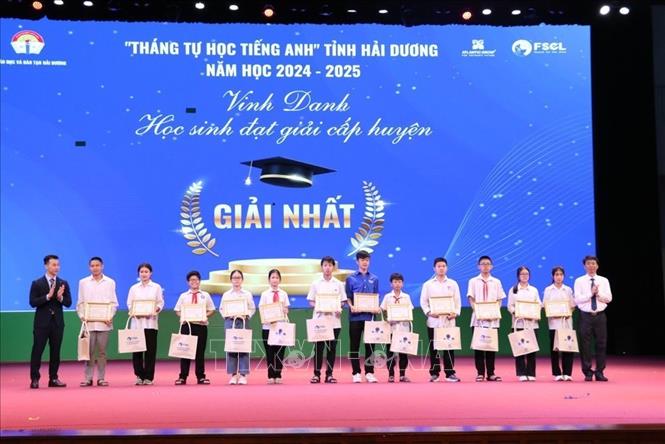 Trao giải cho 12 học sinh giải nhất cấp huyện tham gia chương trình Tháng tự học tiếng Anh. Ảnh: Mạnh Minh – TTXVN