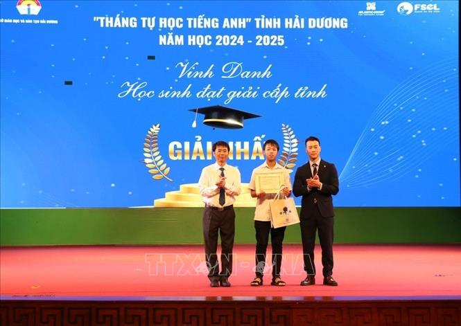 Em Bùi Bảo Anh, học sinh trường THPT Ninh Giang đã giành giải Nhất cấp tỉnh chương trình Tháng tự học tiếng Anh . Ảnh: Mạnh Minh - TTXVN