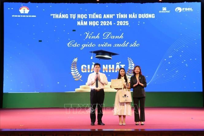 Cô giáo Phạm Thị Oanh, trường THCS An Lạc, thành phố Chí Linh giành giải Nhất cho giáo viên tham gia chương trình Tháng tự học tiếng Anh. Ảnh: Mạnh Minh – TTXVN
