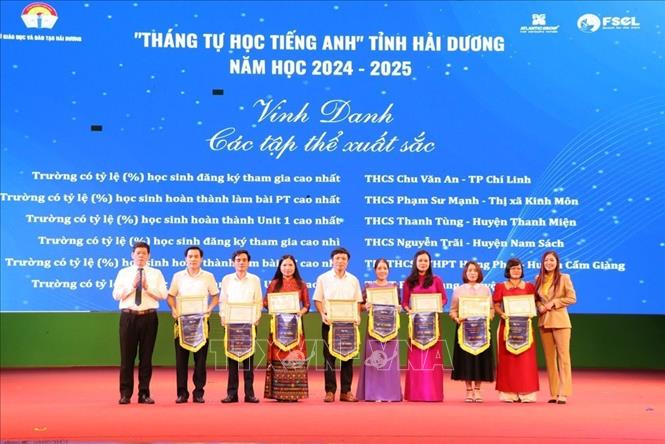 Giám đốc Sở Giáo dục và Đào tạo Hải Dương Lương Văn Việt và bà Nguyễn Thị Ngọc Lan – Chủ tịch Tập đoàn Giáo dục Atlantic trao khen thưởng cho 6 trường học và 2 đơn Phòng Giáo dục và Đào tạo triển khai hiệu quả chương trình Tháng tự học tiếng Anh. Ảnh: Mạnh Minh – TTXVN