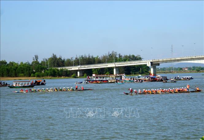 Các đội thi đấu tại giải. Ảnh: Trịnh Bang Nhiệm - TTXVN