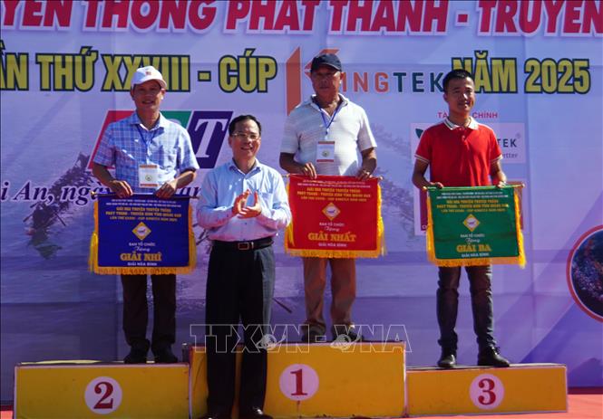 Ban tổ chức trao thưởng cho các đội đạt giải. Ảnh: Trịnh Bang Nhiệm - TTXVN