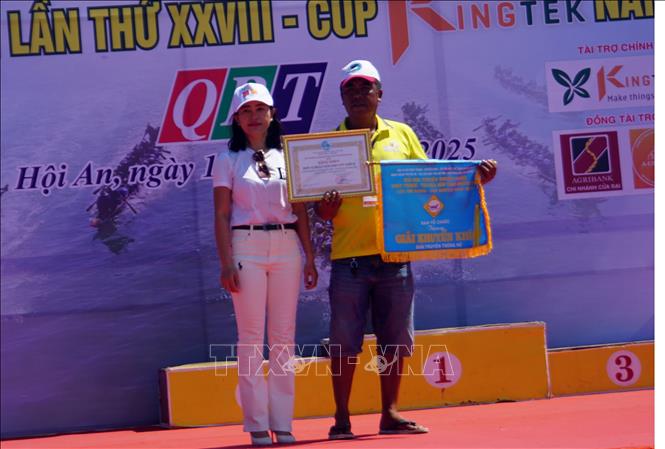 Ban tổ chức trao thưởng cho các đội đạt giải. Ảnh: Trịnh Bang Nhiệm - TTXVN