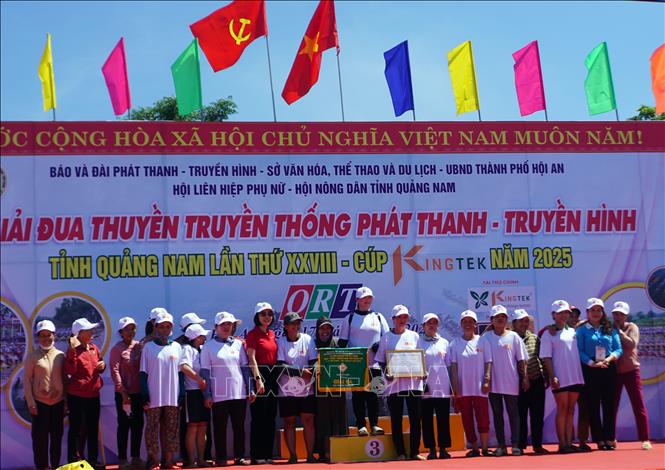 Ban tổ chức trao thưởng cho các đội đạt giải. Ảnh: Trịnh Bang Nhiệm - TTXVN