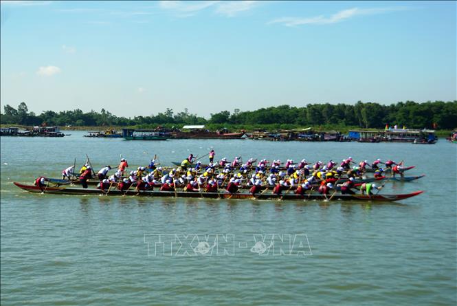 Các đội thi đấu tại giải. Ảnh: Trịnh Bang Nhiệm - TTXVN