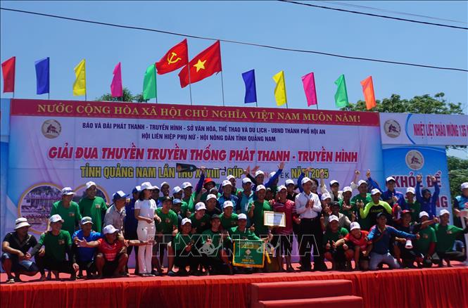 Ban tổ chức trao thưởng cho các đội đạt giải. Ảnh: Trịnh Bang Nhiệm - TTXVN