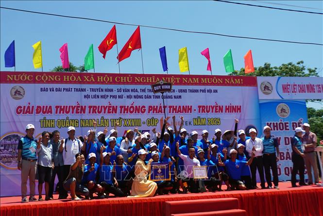 Ban tổ chức trao thưởng cho các đội đạt giải. Ảnh: Trịnh Bang Nhiệm - TTXVN
