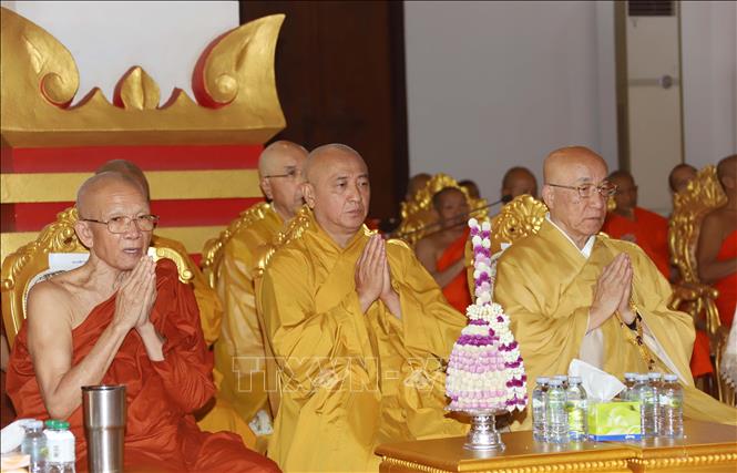 Hòa thượng Thích Huệ Thông (giữa), Phó Chủ tịch Hội đồng Trị sự, Trưởng ban Pháp chế Trung ương GHPGVN cùng Đoàn tham dự lễ tang cố Đại lão Hòa thượng Maha Bounma Simaphom, Chủ tịch Trung ương Liên minh Phật giáo Lào. Ảnh: Xuân Tú - PV TTXVN tại Lào