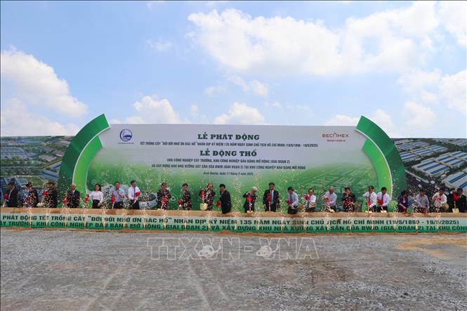 Các đại biểu thực hiện nghi thức động thổ, khởi công các dự án. Ảnh: Văn Hướng – TTXVN