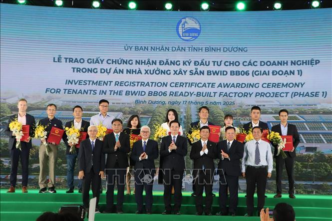 Lãnh đạo tỉnh Bình Dương trao giấy chứng nhận đầu tư cho doanh nghiệp. Ảnh: Văn Hướng – TTXVN