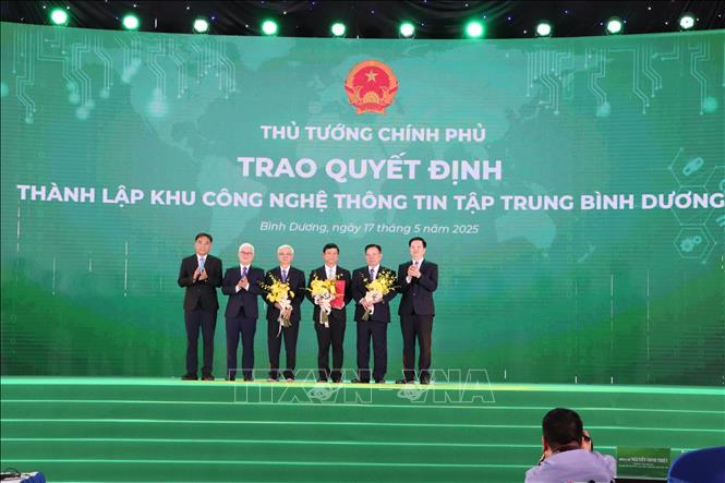 Phó Thủ tướng Mai Văn Chính trao quyết định thành lập Khu công nghệ thông tin tập trung Bình Dương. Ảnh: Văn Hướng – TTXVN