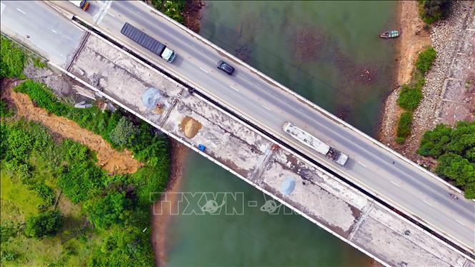 Cầu sông Rác có vai trò quan trọng trên tuyến giao thông huyết mạch Bắc - Nam. Ảnh: Hữu Quyết - TTXVN