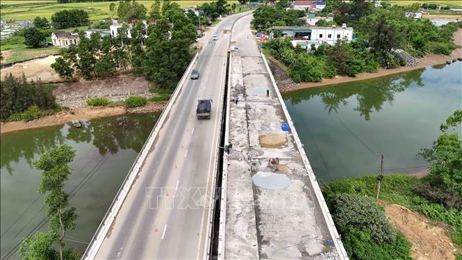 Cầu sông Rác gồm 2 đơn nguyên cầu, được xây dựng từ năm 1994 và 2013.  Ảnh: Hữu Quyết - TTXVN