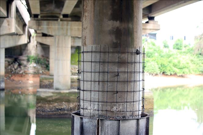 Một trụ cầu được gia cố bằng bê-tông, cốt thép. Ảnh: Hữu Quyết - TTXVN
