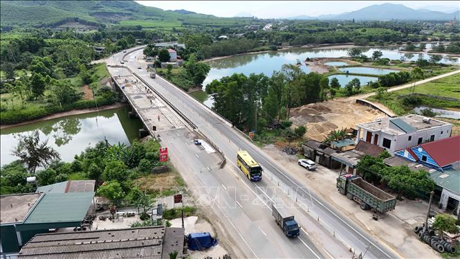 Hiện phương tiện lưu thông qua cầu sông Rác với tốc độ hạn chế 50km/h. Ảnh: Hữu Quyết - TTXVN