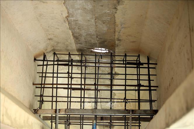Một vị trí ở dầm cầu đã được bổ sung phần cốt thép để phục vụ việc đổ bê-tông liên kết. Ảnh: Hữu Quyết - TTXVN