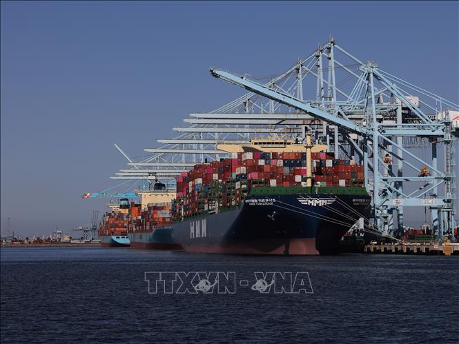Cảng container hàng hoá Los Angeles ở California, Mỹ ngày 10/5/2025. Ảnh: THX/TTXVN