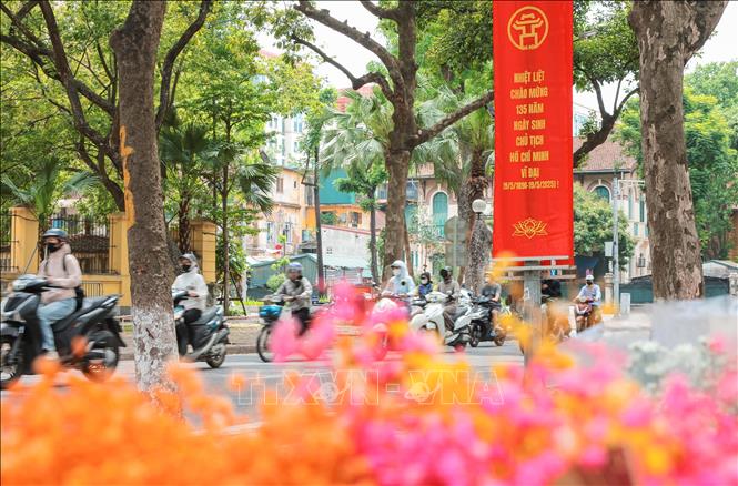 Băng rôn chào mừng kỷ niệm 135 năm Ngày sinh Chủ tịch Hồ Chí Minh trên phố Phan Đình Phùng(quận Ba Đình, Hà Nội). Ảnh: Hoàng Hiếu - TTXVN