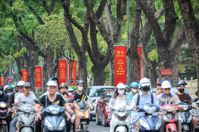 Trên các tuyến phố Hà Nội rực đỏ băng rôn chào mừng kỷ niệm 135 năm Ngày sinh Chủ tịch Hồ Chí Minh(19/5/1890 – 19/5/2025). Ảnh: Hoàng Hiếu - TTXVN