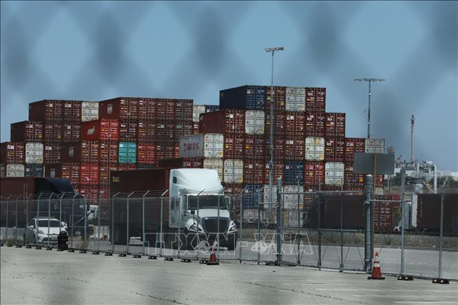 Cảng container hàng hoá Los Angeles ở California, Mỹ ngày 10/5/2025. Ảnh: THX/TTXVN