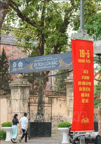 Băng rôn chào mừng ngày 19-5 tại Di tích Cửa Bắc, Hà Nội. Ảnh: Hoàng Hiếu - TTXVN