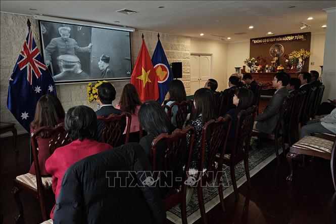 Các đại biểu xem phim tài liệu “Ngoại giao Hồ Chí Minh” do Khu di tích Chủ tịch Hồ Chí Minh tại Phủ Chủ tịch cung cấp. Ảnh: TTXVN phát