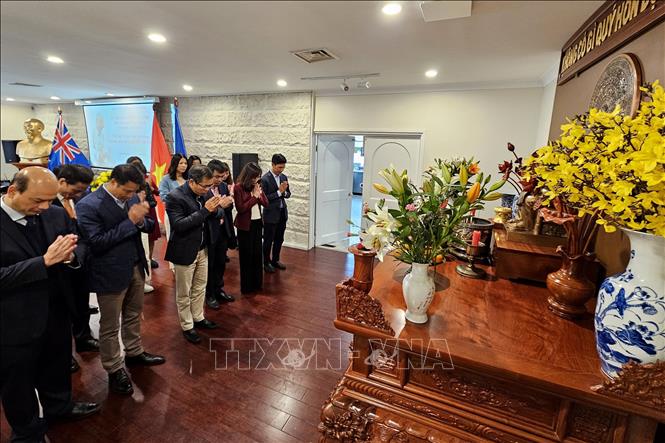 Đại sứ Phạm Hùng Tâm và các đại biểu dâng hương tưởng nhớ Chủ tịch Hồ Chí Minh tại Bàn thờ Bác Hồ trong trụ sở Đại sứ quán Australia ở thủ đô Canberra. Ảnh: TTXVN phát