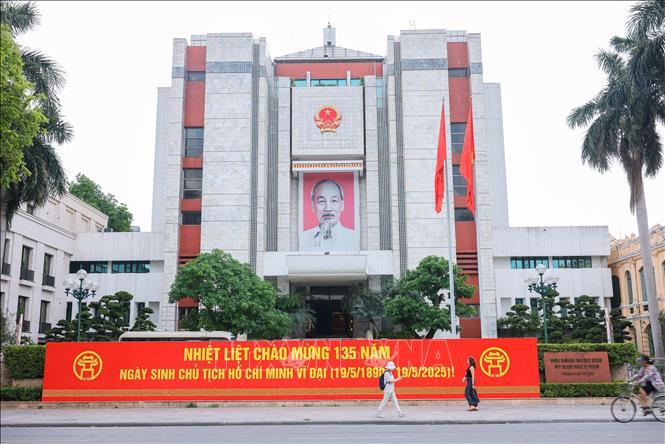 Pano cỡ lớn chào mừng 135 năm Ngày sinh Chủ tịch Hồ Chí Minh được đặt trang trọng phía trước trụ sở HĐND, UBND thành phố Hà Nội. Ảnh: Hoàng Hiếu - TTXVN
