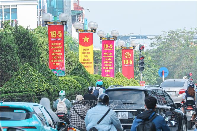 Dãy băng rôn, khẩu hiệu tại khu vực ngã 5 Ô Chợ Dừa (quận Đống Đa, Hà Nội). Ảnh: Hoàng Hiếu - TTXVN