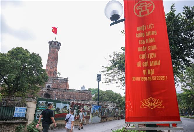 Băng rôn rực rỡ chào mừng kỷ niệm 135 Ngày sinh Chủ tịch Hồ Chí Minh được bố trí xung quanh khu vực Cột cờ Hà Nội. Ảnh: Hoàng Hiếu - TTXVN