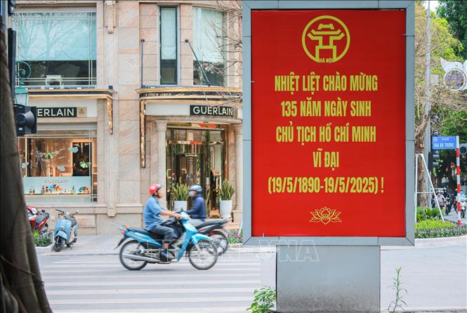 Pano cỡ lớn chào mừng 135 năm Ngày sinh Chủ tịch Hồ Chí Minh trên phố Hai Bà Trưng (Hoàn Kiếm, Hà Nội). Ảnh: Hoàng Hiếu - TTXVN
